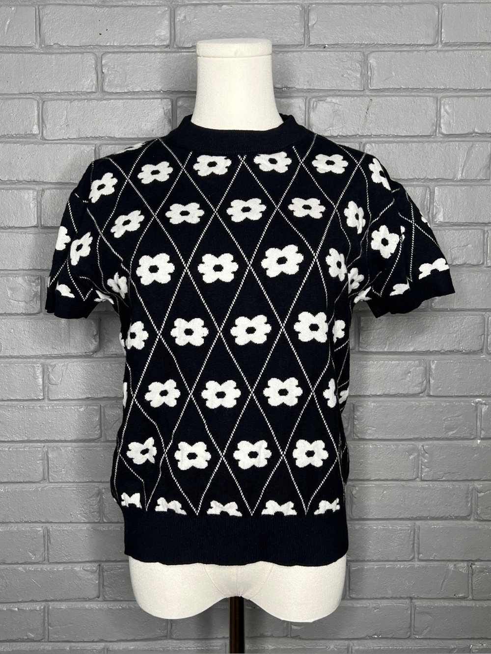 Cherie Collette Black & White Flower Short Sleeve Argyle Pattern Knit Top Size L